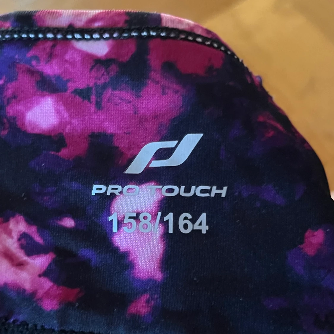 Sporttopp med lila/rosa mönster  - 91