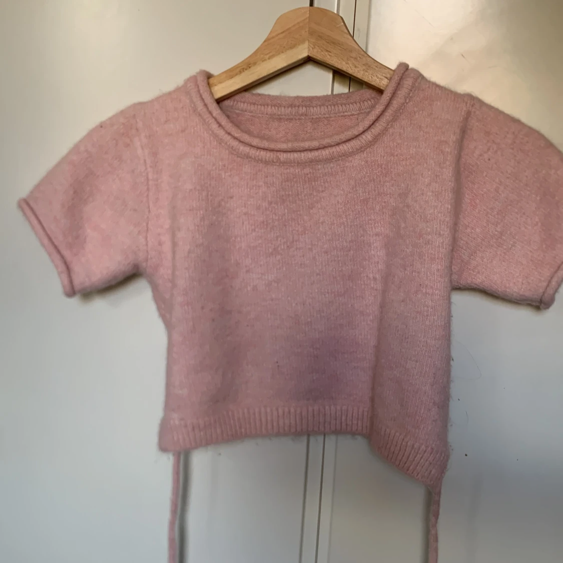 STICKAD TRÖJA MED ÖPPEN RYGG💘