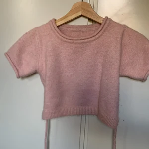 STICKAD TRÖJA MED ÖPPEN RYGG💘 - Jättefin ljusrosa stickad tröja med halvt öppen rygg och rosett i ryggen. Strl S men går att justera hur tajt tröjan ska sitta med snöret i ryggen! nypris 189kr