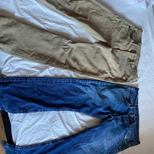 Levis jeans - Båda är begagnade men är bra skick. Vet inte riktigt hur mycket jag köpte dom för men kom med ett bra erbjudande så löser vi ett bra pris!! (Samma storlek på byxorna)