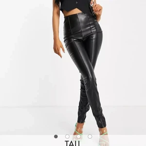 Skinnbyxor - Säljer dessa skinnbyxor från Vero Moda TALL då dom inte kommer till användning, ett pyttelitet hål vid höften men absolut inget man lägger märke till. Nypris 379🥰 använda ca 3 gånger. Köparen står för frakt