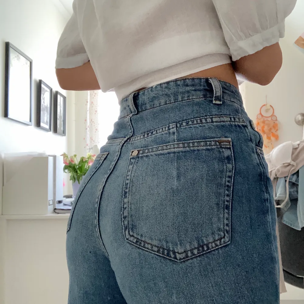 Ett par snygga highwaisted jeans som fortfarande är i bra skick och såå sköna!! Har lite slitningar längst ner (kontakta privat för bilder) Tror att de är från Gina tricot💗. Jeans & Byxor.