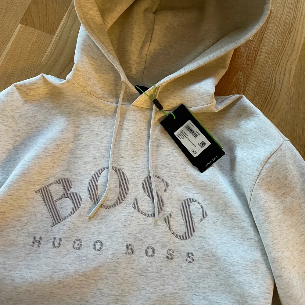 Helt ny och oanvänd Hugo boss kofta i storlek L men som även passar storlek M, köpt för 2000 originalpris.   *priset kan diskuteras*. Tröjor & Koftor.