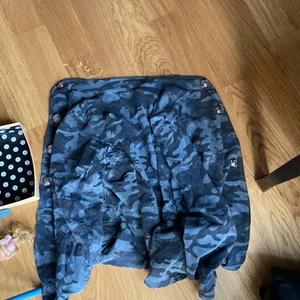 Tröja - En jätte fin grön o blå tröja med silvriga knoppar som inte kommer till användning, möts bara upp i Stockholm!❤️