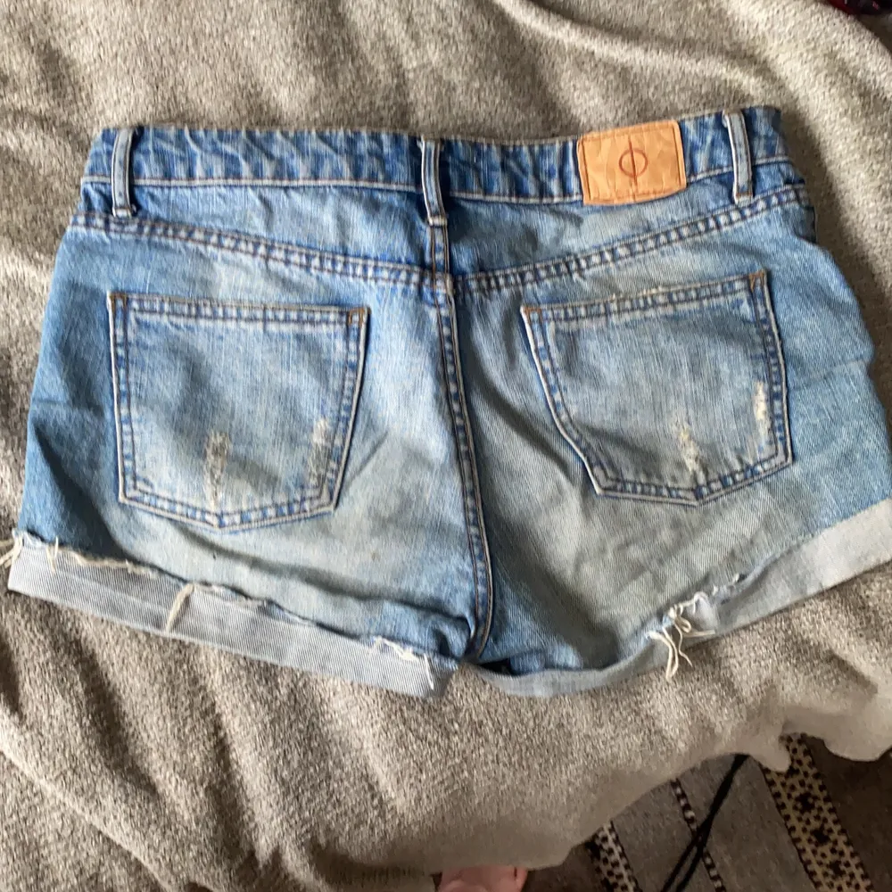 Lågmidjade, korta, lätt ripped jeansshorts från Samsøe Samsøe. Mycket fint skick, aldrig använt. Storlek 27. . Shorts.