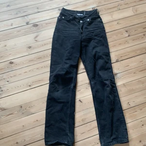 weekday twin jeans strl 24 - använt fåtal gånger, köpte här på plick för 350kr, säljer då de blivit för små för mig