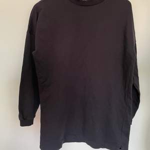 Svart sweatshirtklänning (kan användas både som klänning och sweatshirt beroende på) Stl S från Nly trend  pris 60kr