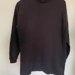 Svart sweatshirtklänning (kan användas både som klänning och sweatshirt beroende på) Stl S från Nly trend  pris 60kr