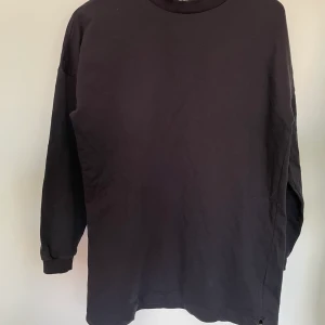Sweatshirt/klänning - Svart sweatshirtklänning (kan användas både som klänning och sweatshirt beroende på) Stl S från Nly trend  pris 60kr