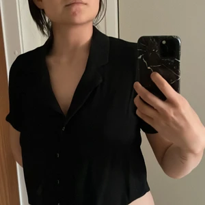 Skjorta/blus svart i storlek S/Xs  - Nytt plagg, använt 3 gånger men använder inte denna längre. Rensar garderoben 