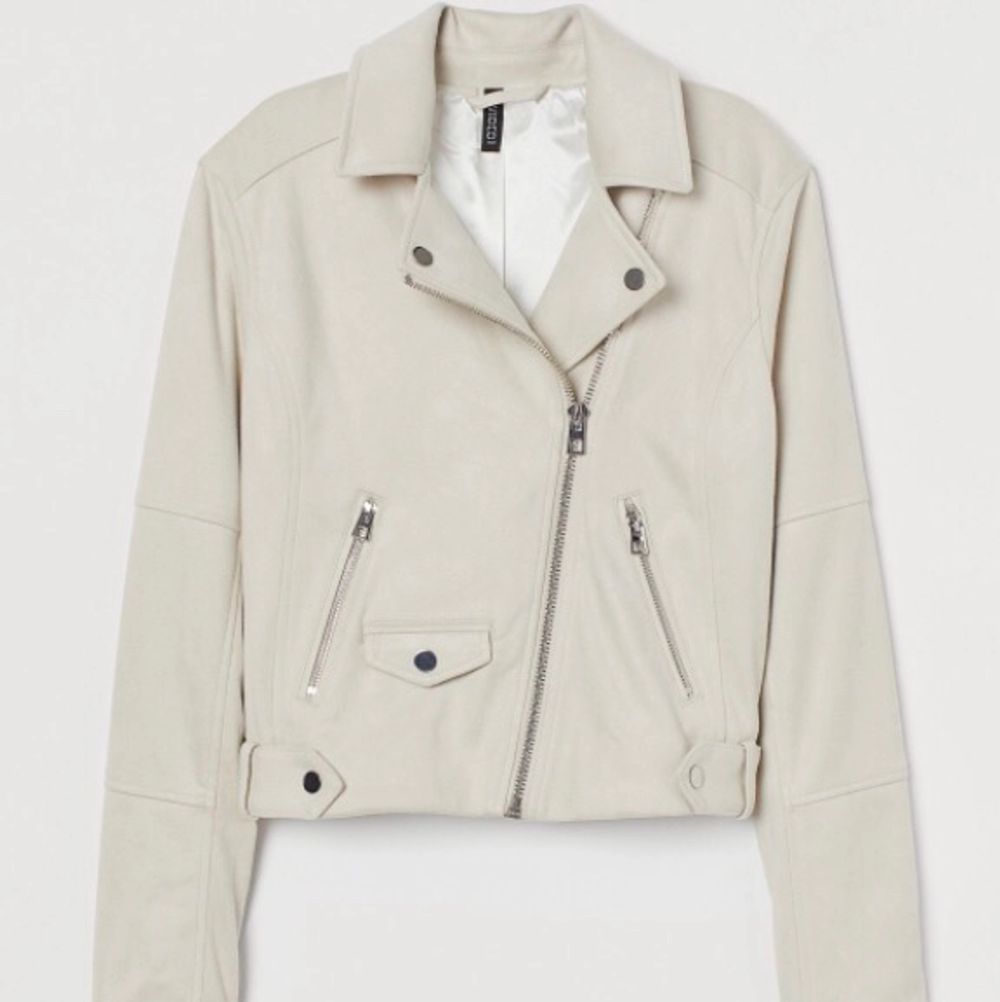 Super fin beige bikerjacka mockaimitation från h&m. Använd 1 gång så den är som nytt skick. Den finns bara i färgen grå online den beiga är slut. . Jackor.