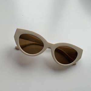Benvita/ Off-White solglasögon från Stradivarius i fint skick.                                                                             ☀️PS. Kolla gärna in mina andra annonser då jag säljer många solglasögon just nu!☀️