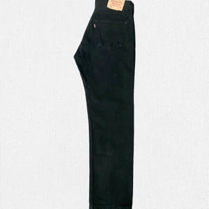 Levi’s 501 (w32 l34) - Ett par välvårdad svarta levi’s 501 med 32 i waist men passar mer som 30 så förvänta dig att den är mindre än w32.
