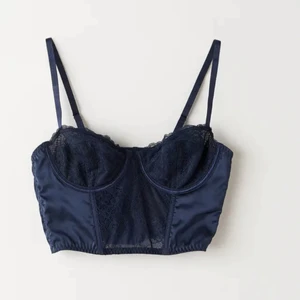Korsett/bralette - Säljer denna korsett/ bralette då den är för liten och det är för sent att lämna tillbaka💕 Storlek M, helt ny med alla lappar kvar. 250 kr + frakt 💗