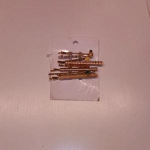 Hårassessarer❤️❤️ - Ett par oanvända hårspännen och ett diadem som har använts en gång. Båda är i superbra skick och syns inte att dem är begagnade!! Hårspännerna för 40 och diademet för 30. Båda för 60kr😍😍 pruta, det är bara kul!! 