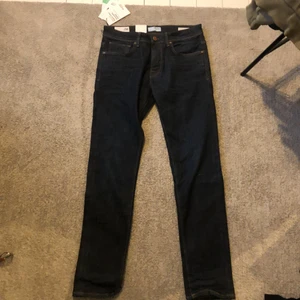 Selected /HOMME slim mörkblå jeans  - Helt nya aldrig använt! Ny pris 799kr. Riktigt snygga mörkblå slim jeans storlek 32/32👍
