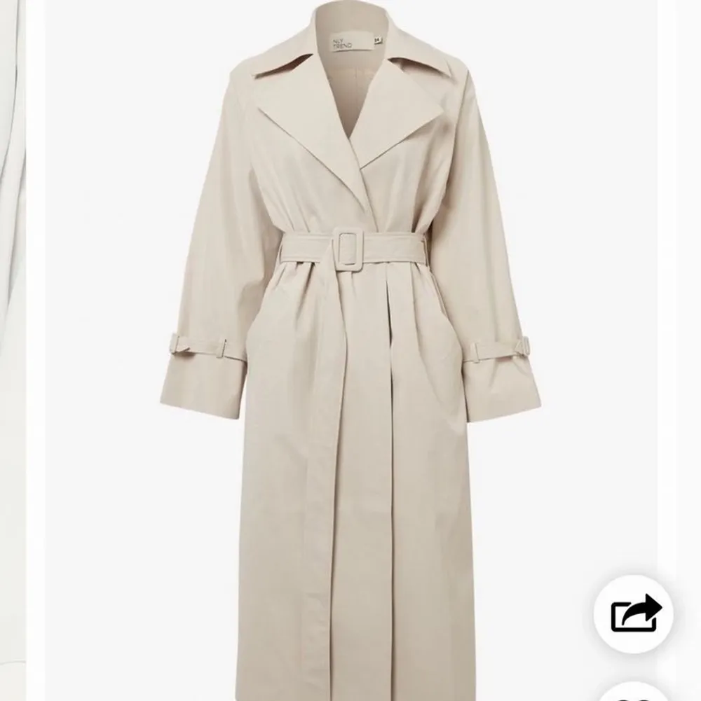 Nelly trench coat som inköptes 2020, mycket fint skick! Originalpris 899. Storlek 34, oversizemodell. På bild ses längden på mig som är 160 cm (går att sy upp om man vill, kan göra det åt dig mot betalning).. Jackor.