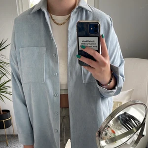 Blå skjorta från Zara - Säljer min ljus blåa skjorta från Zara, den passar perfekt till sommaren💓🥰