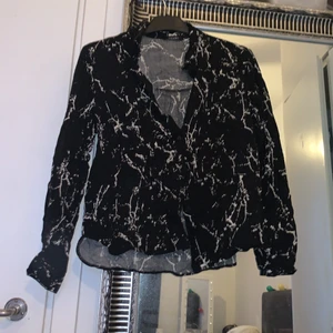 Skjorta i marmor storlek S/M - Det är en skjorta i marmor, har använt den max 2 gånger.