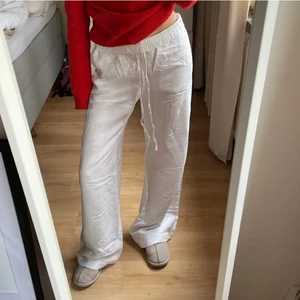 Linne byxor - Nu säljer jag ett par linne byxor✨ dem passar någon som är 165 + de är ganska långa! Första bild är lånad. Den visar hur dem sitter på. (Samma passform) ifall många intresserade bud! Annrs köp för ett direkt pris❤️