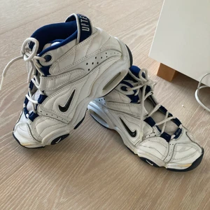 nike air operate uptempo 1990 (rare) - nike air operate uptempo 1990 (rare) 1/150  Bud från 2,500kr  Säljaren står för frakt