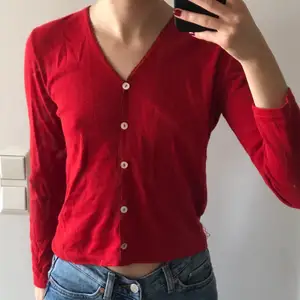 Jättesöt röd tröja med knappar, vintage som jag köpt second hand 🧸💌  Står ingen stl men sitter som en S! Priset går att diskutera!