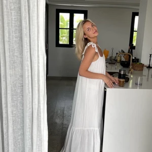 Vit Maxi klänning  - Säljer min SKIT fina vita Maxi klänning från Lojsans kollektion, Lojsan Wallin X NA-KD, naturvit. Storlek 38 säljer pga förstor. Lappen är kvar och klänningen är helt oanvänd. Super fin sommar klänning❤️‍🔥🥹