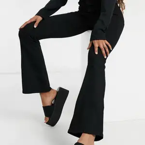 Svarta jeans från dr denim modell MOXY, strl 48.Endast använda ett fåtal gånger! Köpta för 617:-