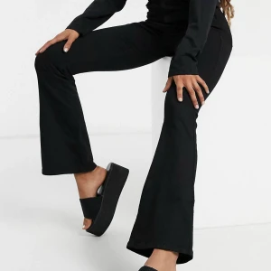 DR DENIM MOXY UTSVÄNGDA JEANS - Svarta jeans från dr denim modell MOXY, strl 48.Endast använda ett fåtal gånger! Köpta för 617:-