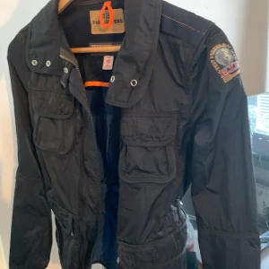 Parajumper Dam - Säljer min parajumper jacka i färgen mörk blå.   Storlek XS och inga fel på de. 