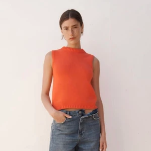 Stickad väst från Zara  - Underbar väst i en otroligt härlig färg! Endast använd en gång, så verkligen i nyskick! 