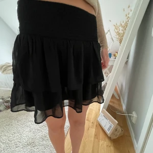 Svart volangkjol - Super söt svart volangkjol i bra skick!❤️‍🔥