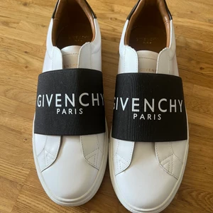 Givenchy Paris Sneakers - HELT NYA - Helt nya skor, aldrig använda. Storlek 43, fick i present men är för stora för mig. NYRPIS 5460kr från Miinto. Pris kan diskuteras vid snabb affär eller bytas mot andra skor.