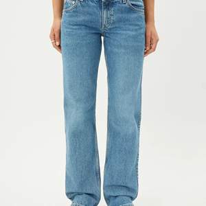 Säljer mina lågmidjade jeans från weekday. Arrow Low Straight jeans heter dom. Har samma storlek som modellen har.