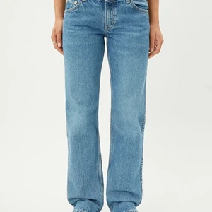 Weekday jeans lågmidjade  - Säljer mina lågmidjade jeans från weekday. Arrow Low Straight jeans heter dom. Har samma storlek som modellen har.
