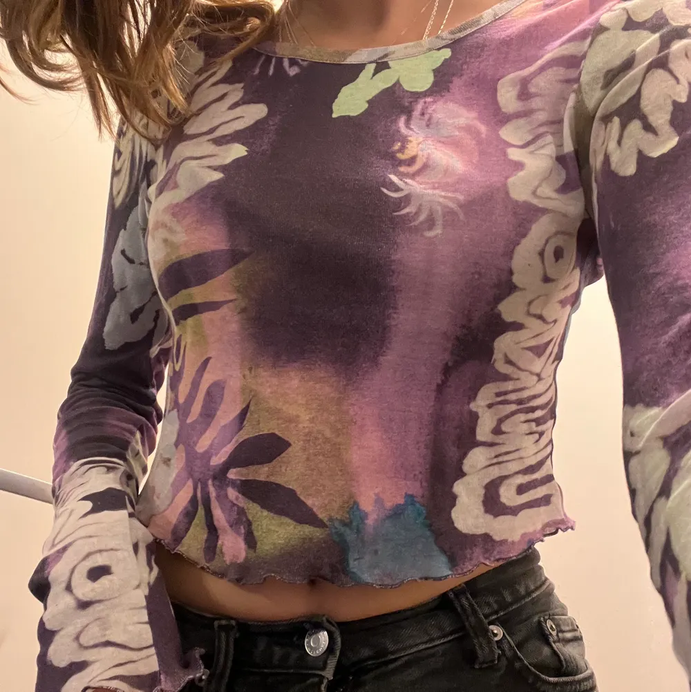 super cool mönstrad långärmad tröja från weekday, säljer då jag aldrig använder, storlek S, inte jätte använd🫶🏽. Tröjor & Koftor.