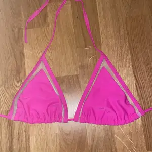 Bikiniöverdel i storlek S/M, passar en C eller B kupa! Jätte fin liten mesh på kanterna utav triangeln, köpt i Australien och aldrig använd!