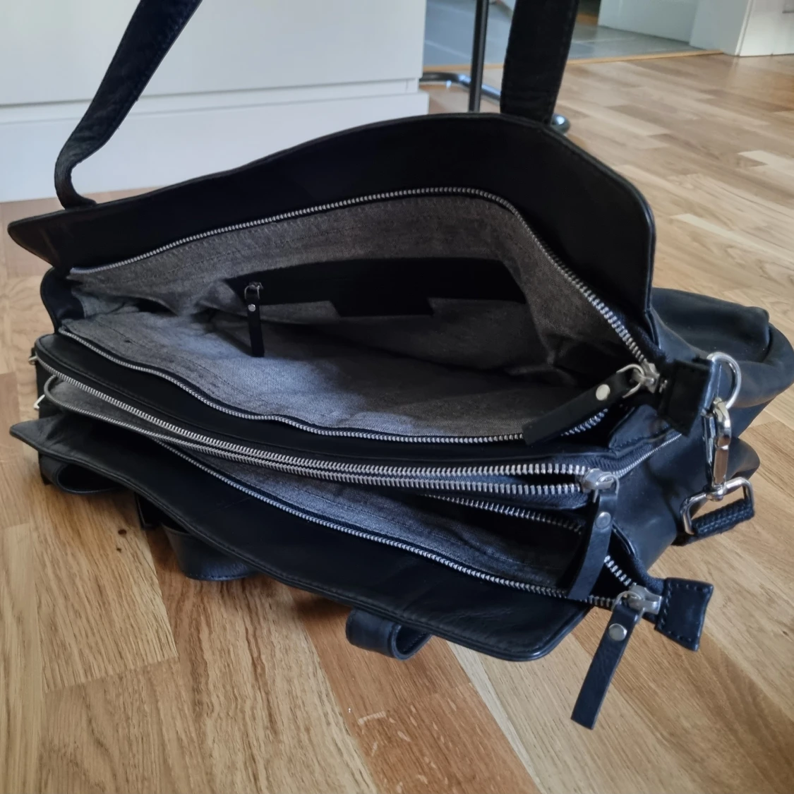 Axelväska i svart läder med laptopfack - 90