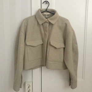 Kort oversized jacka  - Kort beige oversized i fint skick även om en knapp gått sönder men inget som har stört mig har alltid fått dina komplimanger när jag har den här på mig den känns lyxig :) 