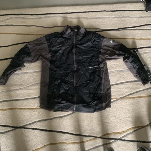 Under Armour - Tunn dunjacka 