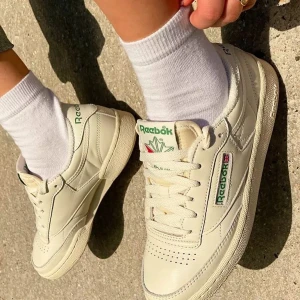 Reebok club c 85 vintage - Snygga reebook skor som har lite vintagestil. Storlek 37. Nypris 1099kr och de är bara använda under en sommar ungefär.