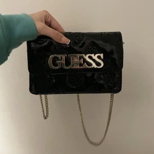 Guess Väska - Köpt för nåt år sen. Knappt fått användning av. Köpt för 1099 kr, säljer för 399 kr.