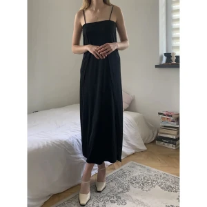 Toteme hydra  - Toteme Hydra dress i storlek S. Har hög slits på båda sidorna. Använd men i mycket gott skick. Har hängt vikt på en galge och behöver steamas lite alt hänga ut sig.