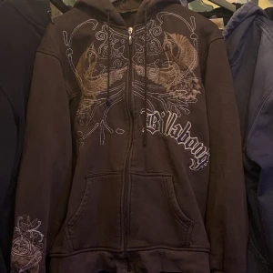 Billabong hoodie - Billabong hoodie, storlek XL sitter som S. Kolla gärna in mina andra plagg