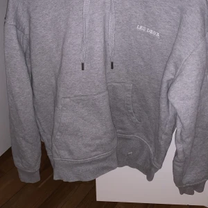 Les deux  - Säljer min fina Les deux tröja pga att jag inte använder den så mycket. Den är i bra skick och om du vill ha mer bilder kom privat!