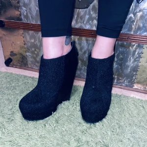 Chilklack - Coola shilklackar från Nelly. Pälsiga  framtill med fakeskinn på baktill.  Är i gott skick