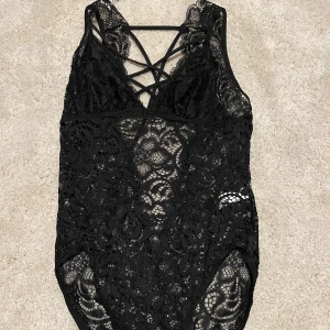 Spetsbody - En svart spetsbody från Cubus i strl s. Så sjukt vacker och sexig med ”vadderat” vid brösten och olika band som korsar både fram och bak. En väldigt djup rygg dessutom (svårt att visa på bild). Så fint till en kavaj t.ex och kostymbyxor 😍Helt oanvänd!