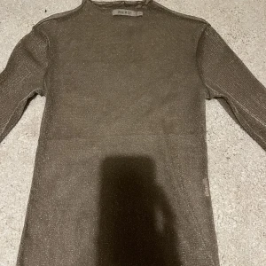 Glittrig meshtopp - As cool och snygg mesh topp i en gullig färg med massor av glitter 😍kan både kläs ner och upp beroende på! Köpt från NA-KD i strl S och är super stretchig! 