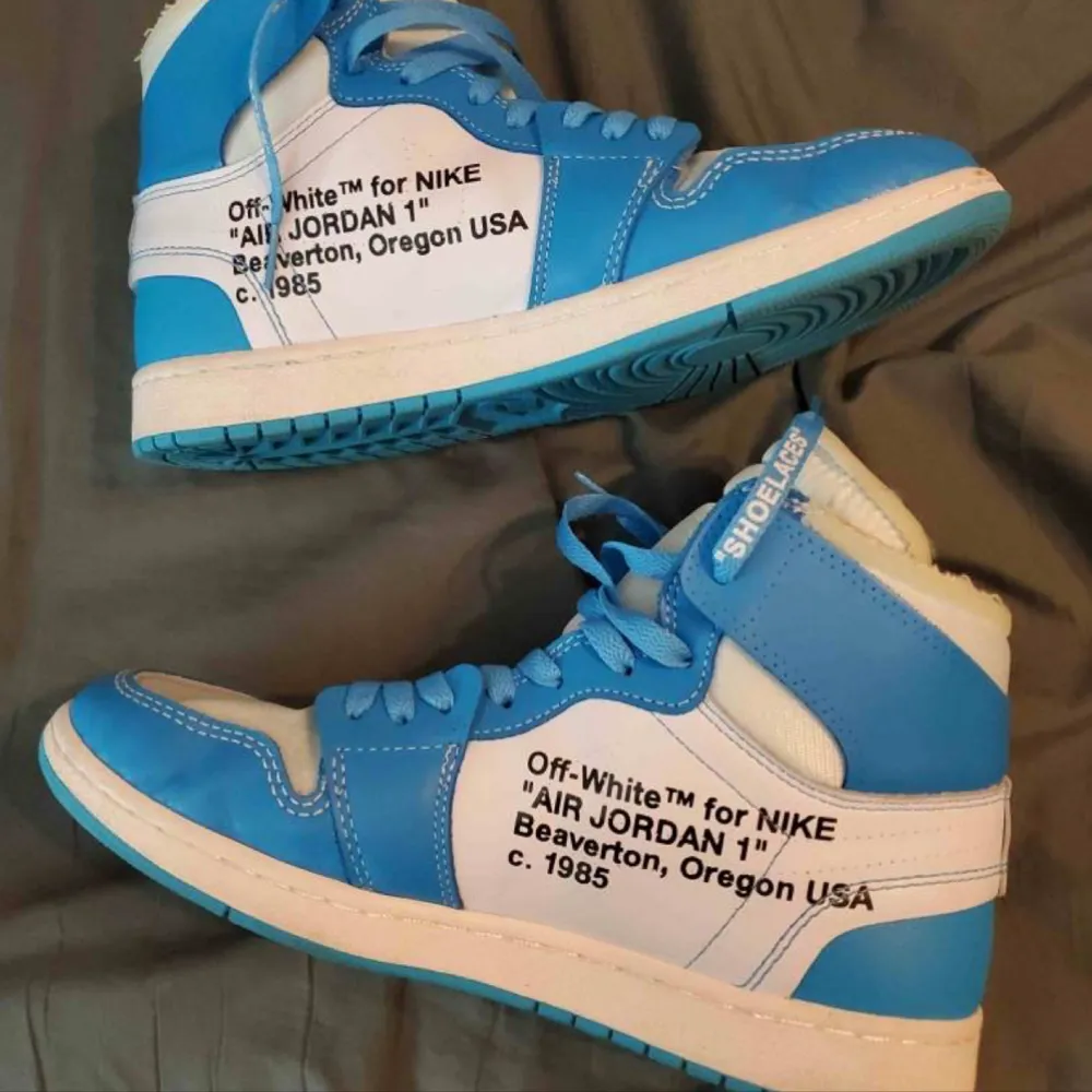 Off-White x Air Jordan 1 Retro High OG UNC Använda Box finns storlek 44 Skriv för fler bilder. Skor.