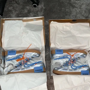 Nike rubber dunks OFF WHITE  - Säljer dessa fina dunks som jag vann för 1 år sedan ungefär. Stolek 43 samt 42. Nypris ca 4-5 tusen.  Mitt pris är 3000kr och paket pris om man köper båda är 5500!   Vid eventuella frågor eller funderingar är det bara att höra av sig!